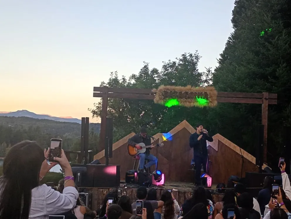 Antes de desplegar su repertorio, la banda brindó una entrevist íntima con Martín Bachiller. Fotos: ANB.