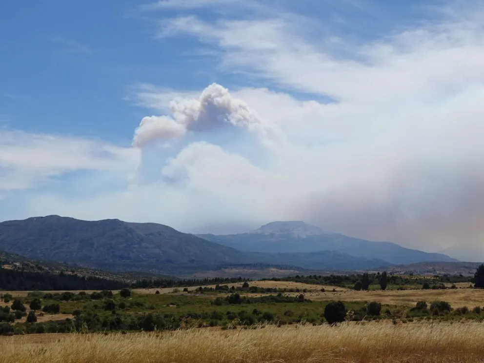 Así se ve la gran columna de humo desde la ruta 259, que conecta Esquel con Trevelin. Foto: ANB.