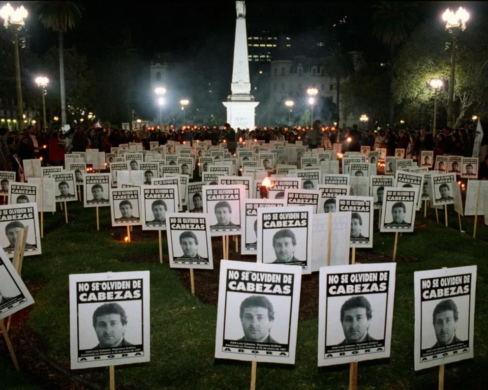 "Pasajera Eterna" es el pseudónimo de la poeta que emprendió este profundo poema. 