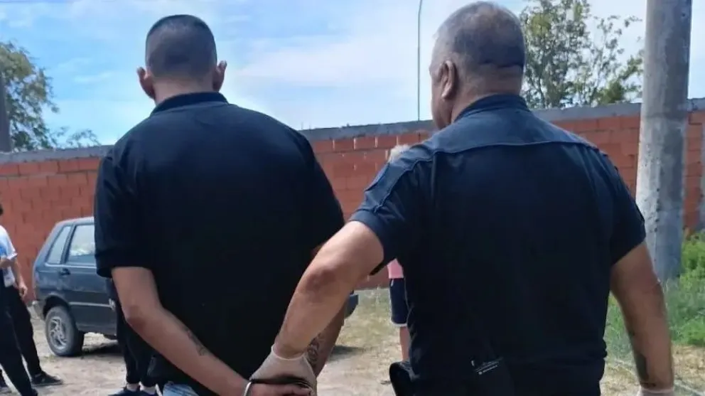 Un hombre de unos 30 años terminó detenido tras los allanamientos. Foto: Gobierno de Río Negro.