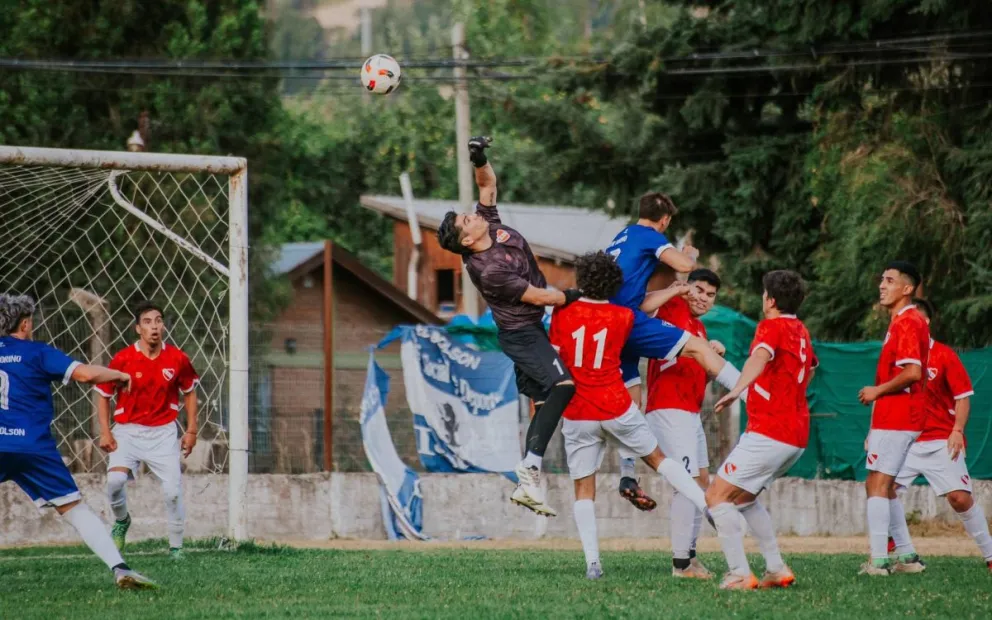 En El Bolsón, Torino arrancó el certamen goleando a Independiente. Foto: Julieta Distacio.