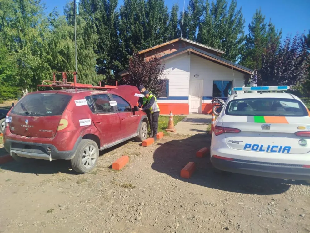 El conductor, oriundo de Bariloche, circulaba sin documentación, seguro ni registro de conducir. Foto: Prensa Policía de Río Negro.