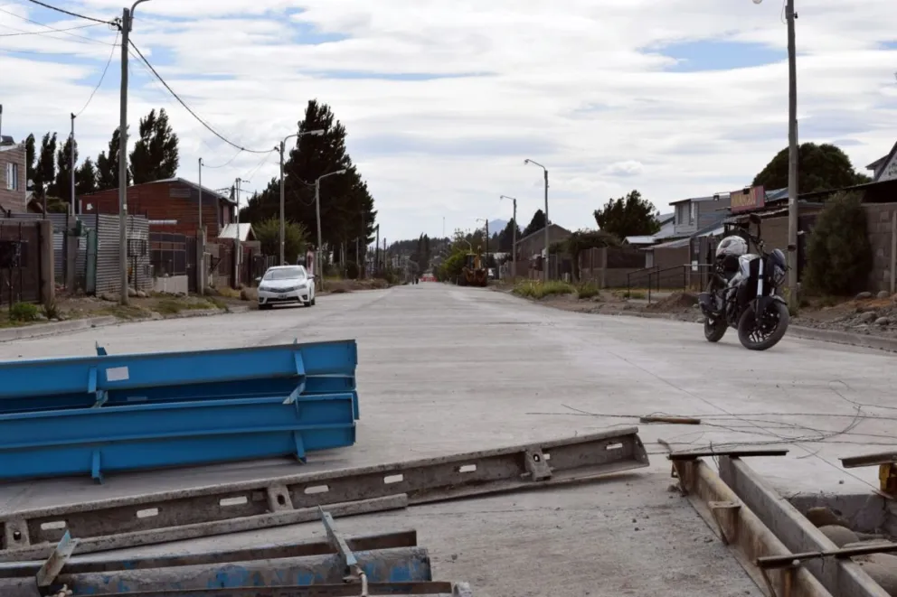 La circulación de vehículos sobre el asfalto antes de tiempo, puede generar complicaciones en la obra. Foto: Municipalidad de Bariloche.