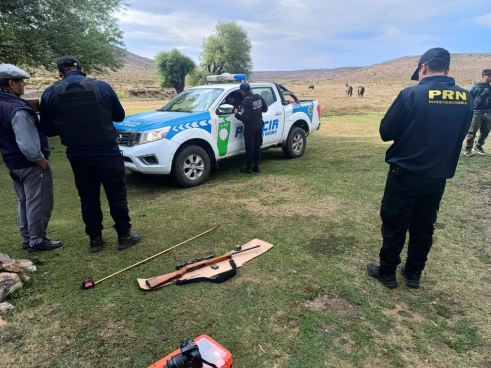 En el operativo secuestraron una carabina, municiones y vainas servidas de distinto calibre. Fotos: Policía de Río Negro.