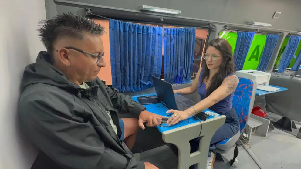 El puesto del Registro Civil está ubicado en la intersección de las Avenidas Jarillal y Bucchino, en frente al Paseo de los Artesanos. 