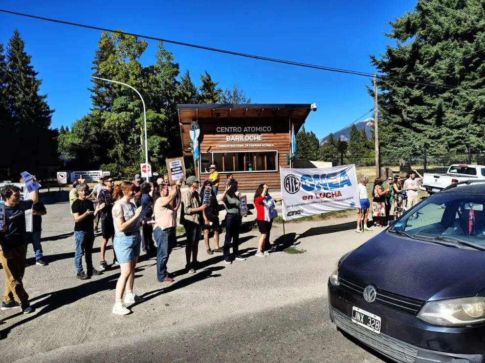 Alrededor de 150 trabajadores se concentraron desde las 10 en el ingreso del complejo científico. Foto: Gentileza ANB.