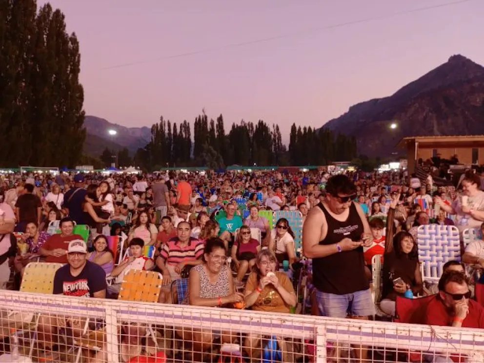 La primera noche cerró con el show de Euge Quevedo y La Banda de Carlitos. 