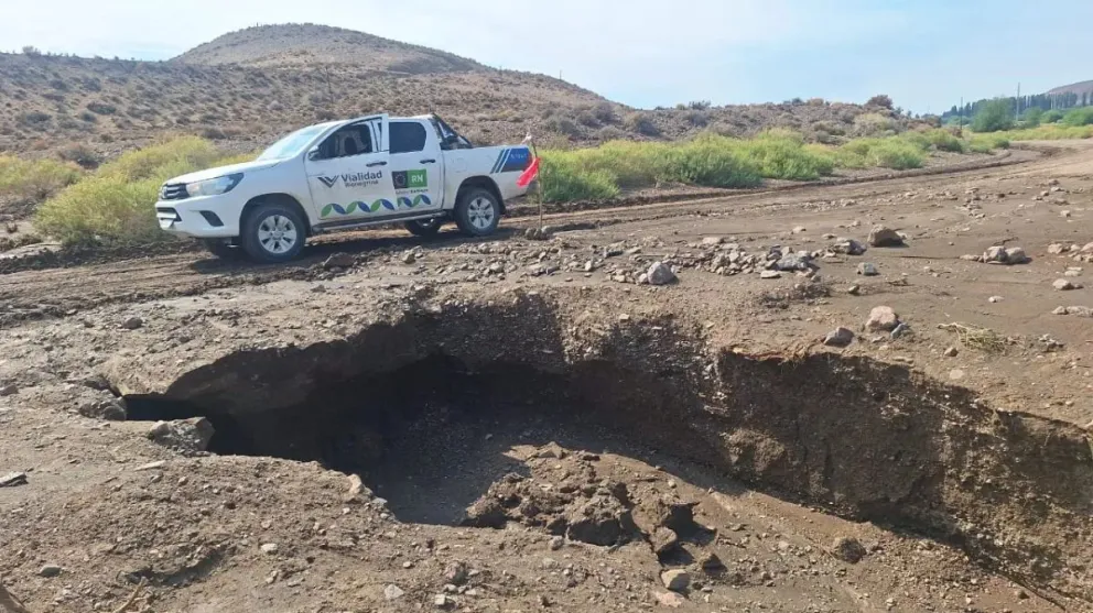 La tormenta afectó a la transitabilidad en la ruta y estiman que hacia la tarde-noche podría habilitarse para vehículos livianos. Fotos: gobierno provincial.