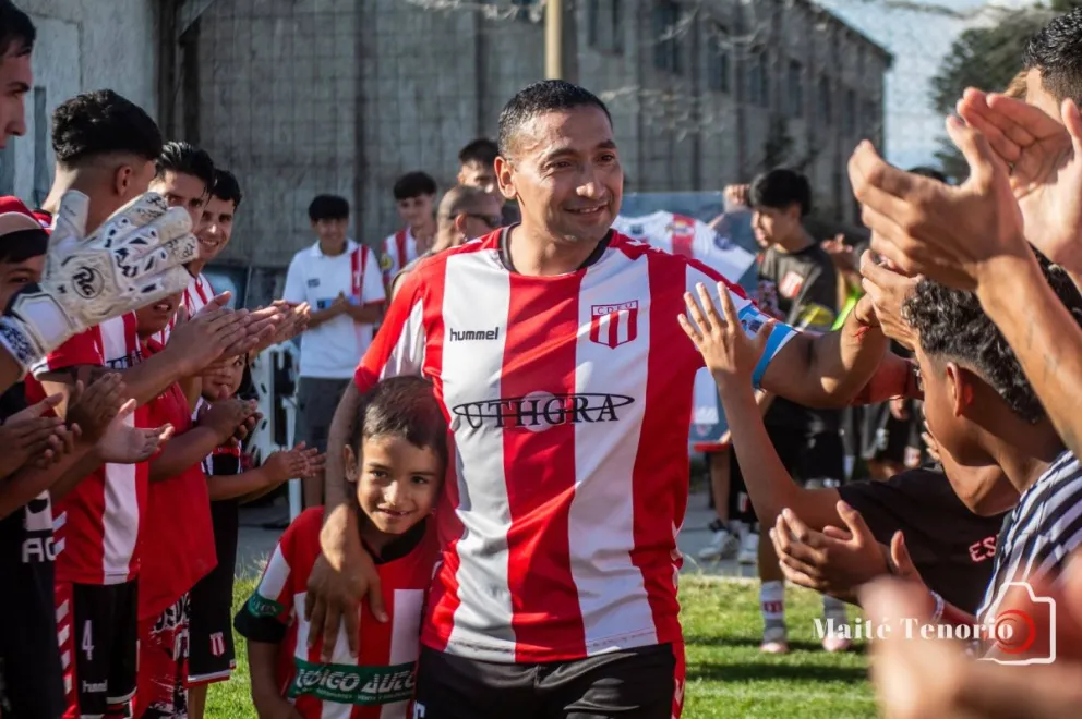 Carlos tuvo su tarde: una hermosa despida en el "Tarrini". Fotos: Maité Tenorio - Lifuba.