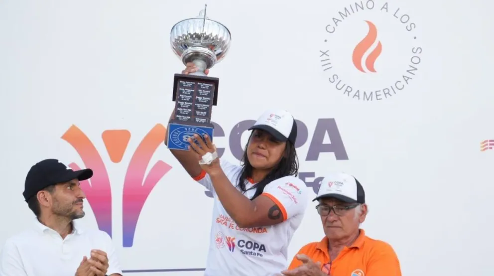 Mayte y  una hermosa y clásica postal: en la cima de la Santa Fe - Coronda. Fotos: gentileza.