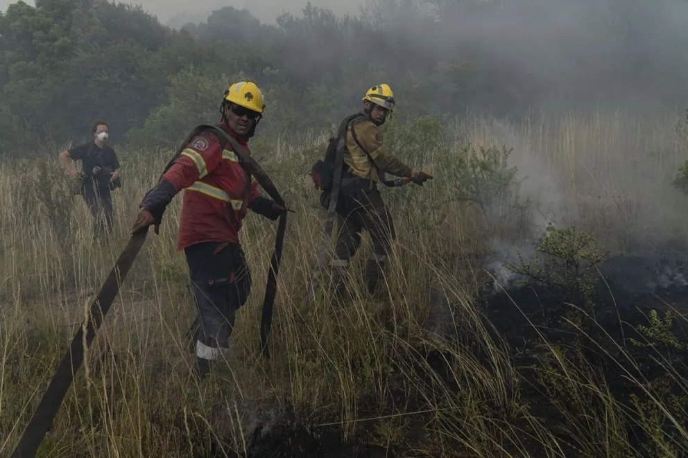 Las tareas finales demandarán mucho tiempo, por eso aún pueden observarse humo en ciertos sectores. Foto: Marcelo Martinez 