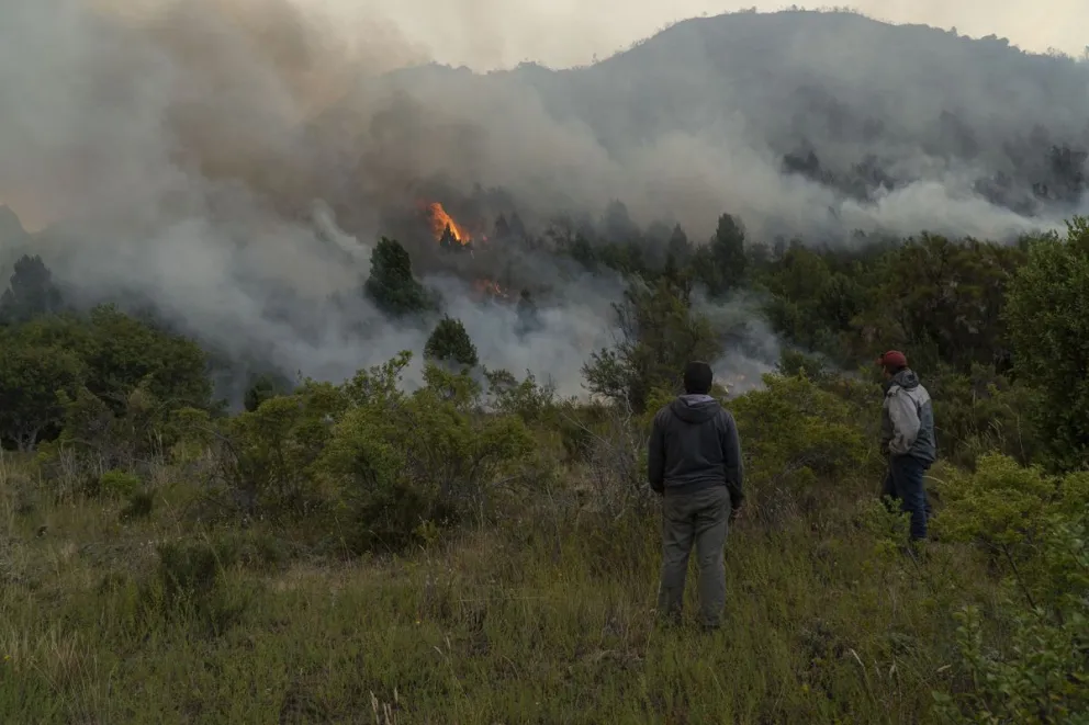 Más de 200 combatientes trabajan en distintos frentes con apoyo de medios aéreos y terrestres. Foto: Marcelo Martínez.