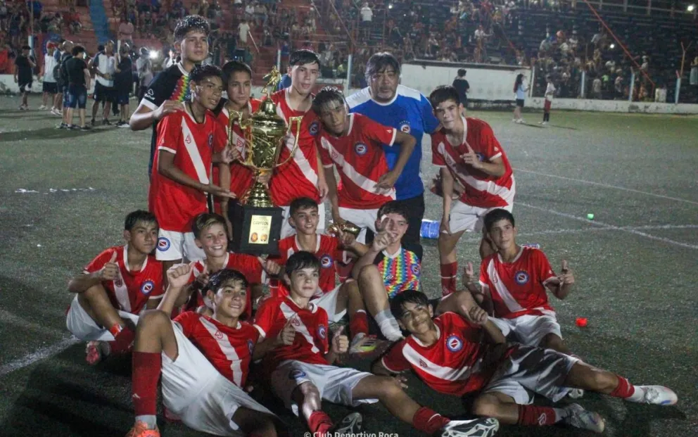 Argentinos Juniors ganó el título en categoría 2013, la central del Mundialito. Fotos: prensa Deportivo Roca.