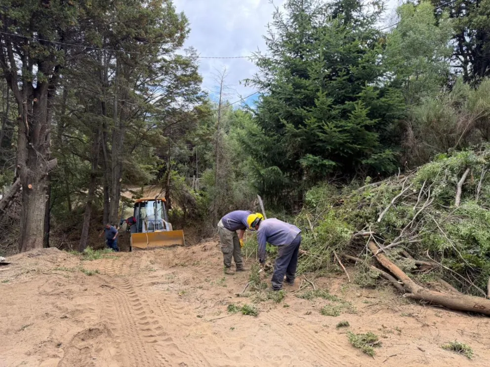 Los trabajos arrancaron en la calle De las Nemesias, donde se está colocando un pluvial de 800 milímetros. Foto: Bariloche Informa.