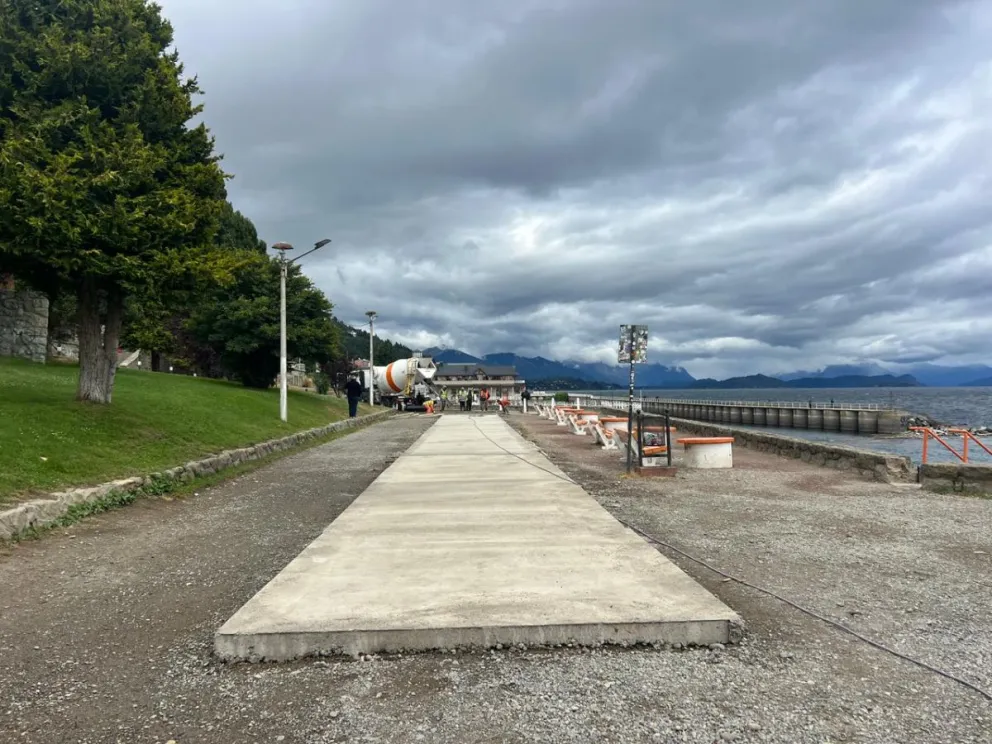 La obra busca poner en valor el acceso y los espacios peatonales y vehiculares del predio. Foto: Bariloche Informa.