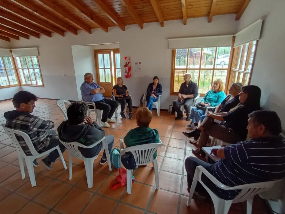 En el encuentro se evaluó la posibilidad de retomar el proyecto de asfaltado sobre una arteria del barrio. Foto: Bariloche Informa.