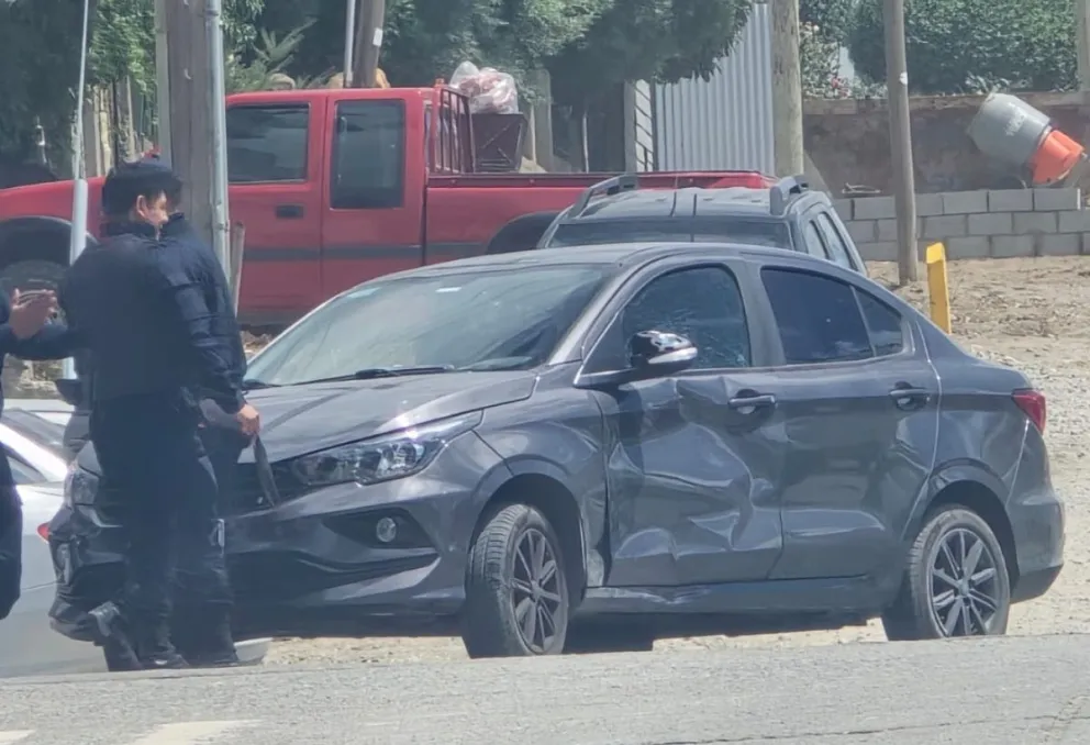 El fuerte impacto quedó como evidencia en el lateral izquierdo del auto. Fotos: gentileza. 