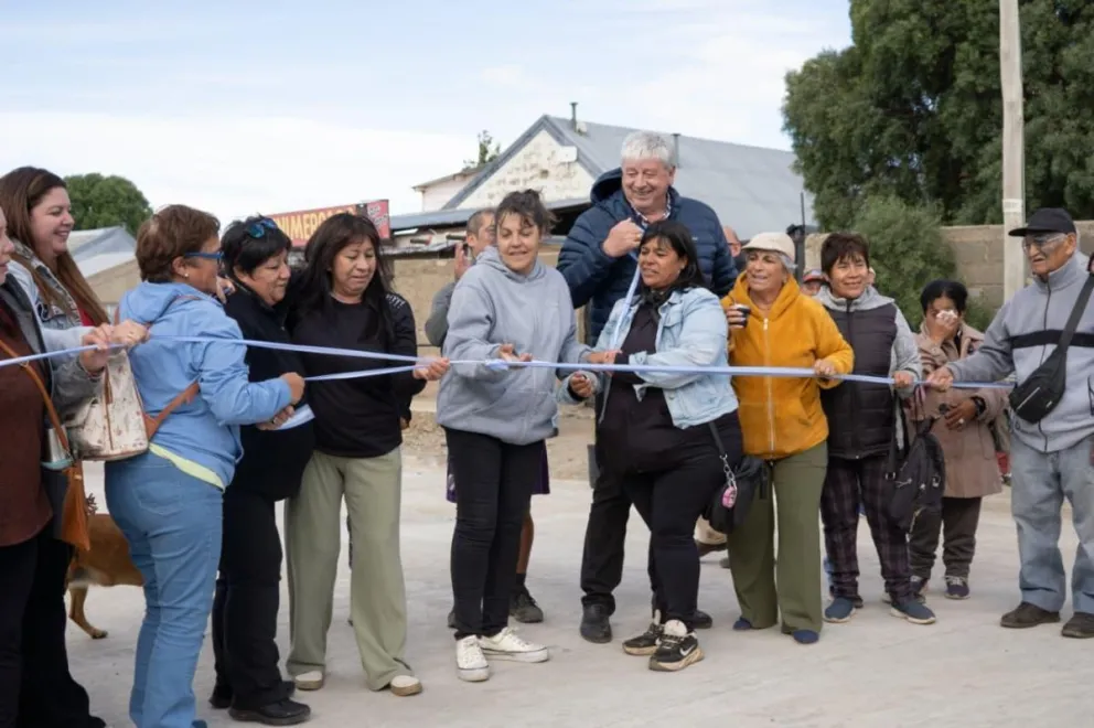 La inauguración del pavimento fue un momento de celebración para los vecinos. Foto gentileza. 