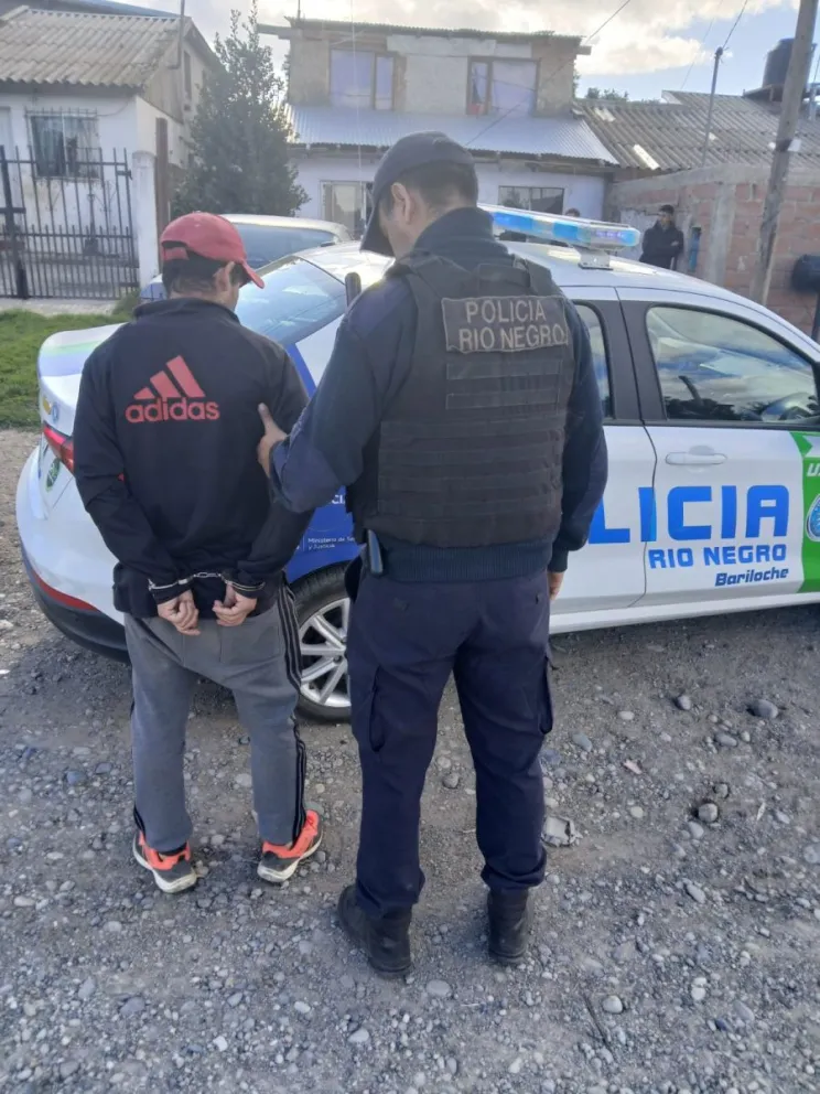 El presunto delincuente fue detenido en el barrio 28 de Abril. Foto: Prensa Policía de Río Negro.