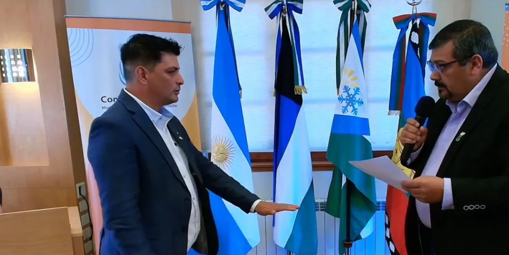 El Concejo aprobó por unanimidad la renuncia de Almonacid y dio lugar a la asunción de Pérez en su reemplazo.