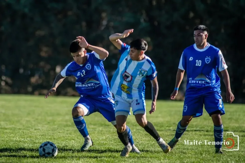 El clásico entre Dina Huapi y Alas fue uno de los partidos atractivos de la fecha 2. Foto gentileza: Maité Tenorio - Prensa DH