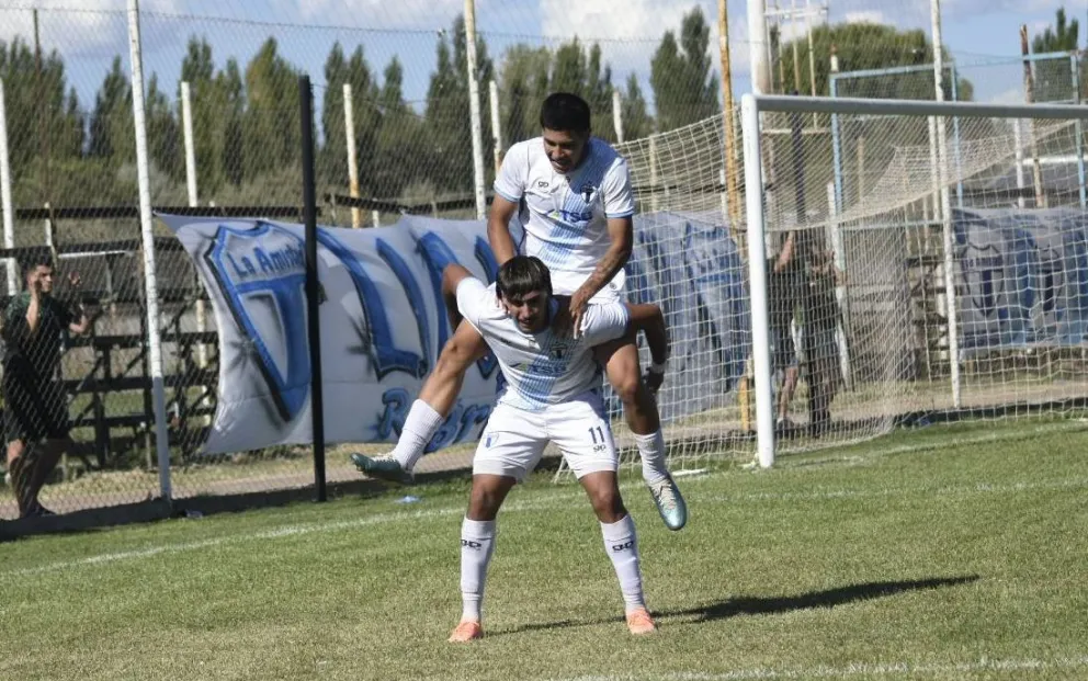 El festejo del 1-0. Gómez abrió la tarde en Cipolletti. Foto: gentileza.