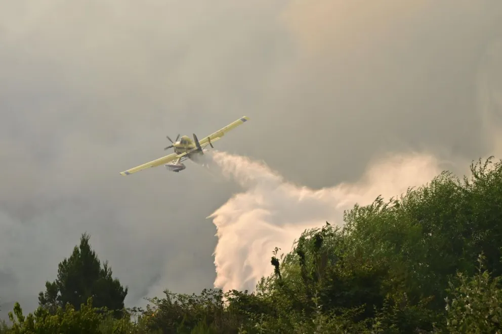 La incansable tarea continúa a más de un mes del inicio del fuego. Foto gentileza 