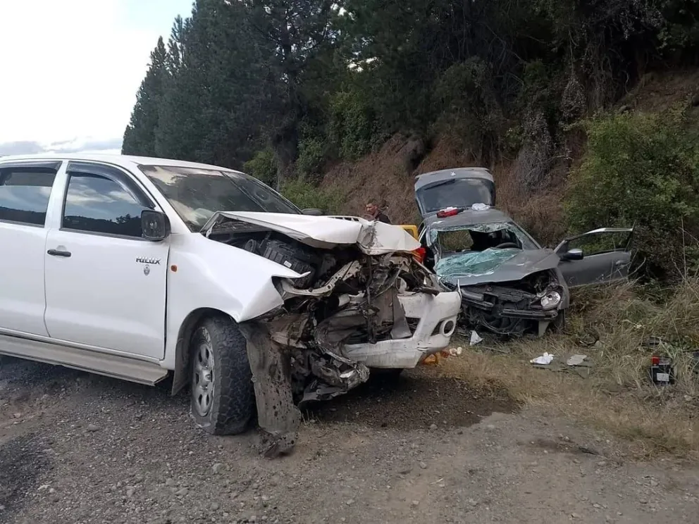 Los conductores de los vehículos reciben asistencia médica en el Hospital de El Bolsón.