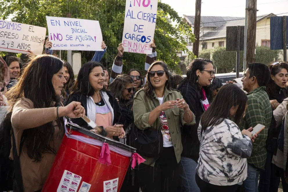 El reclamo de trabajadoras de la educación se concentró en el jardín 39. Fotos: Marcelo Martínez.