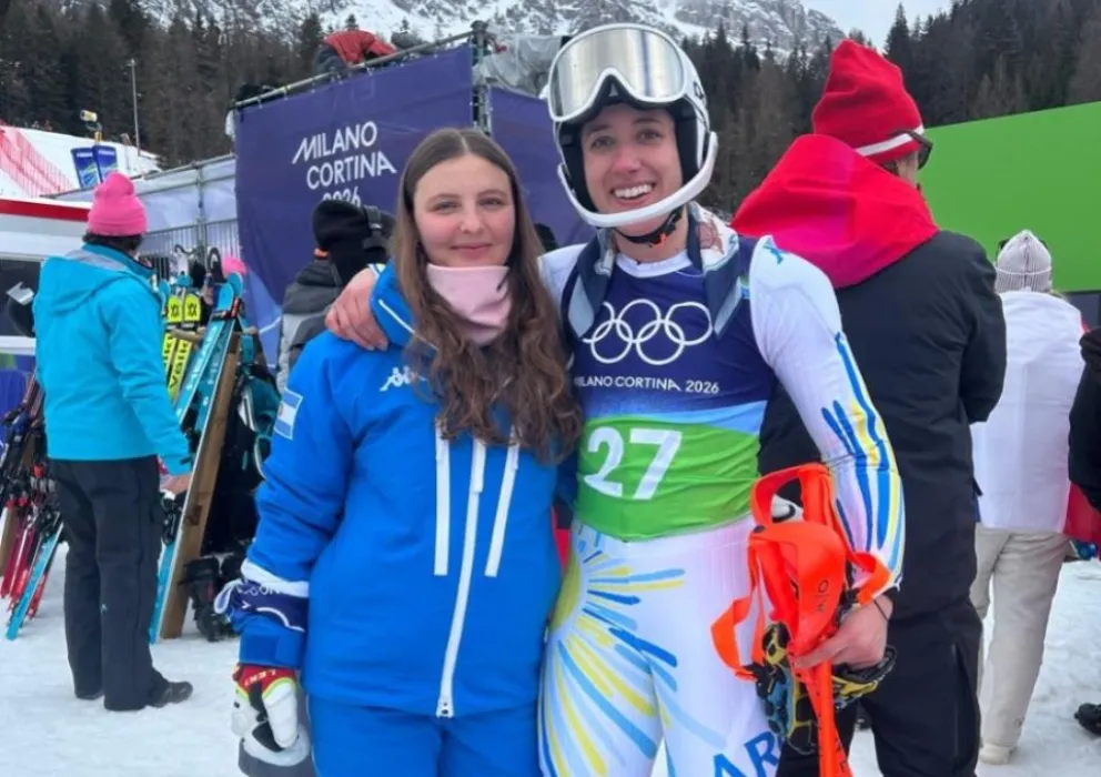 La barilochense (derecha en la foto) finalizó en el puesto 11 en slalom. Foto gentileza COA