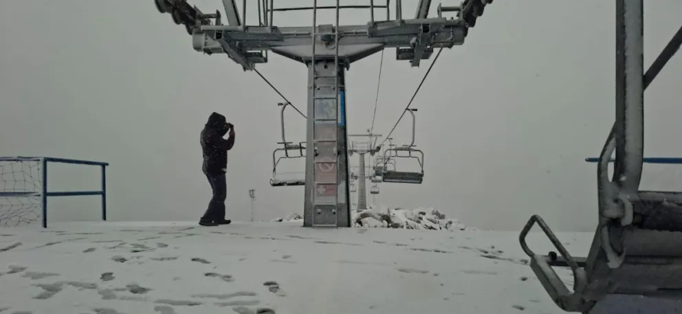La nieve se acumuló durante el martes y continuó así hasta hoy. Fotos: Gentileza.