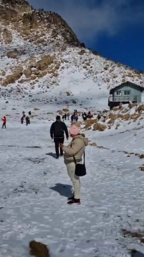 Los visitantes pudieron jugar en la nieve que se acumuló en la base del cerro Catedral. 