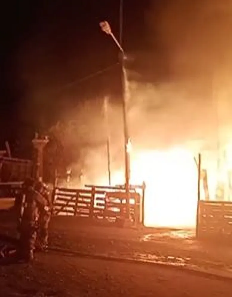 El incendio demandó un amplio operativo para controlar las llamas. Foto gentileza 