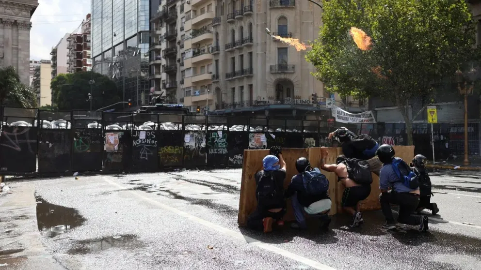 Las imágenes captadas por las cámaras de televisión mostraron a un grupo reducido de manifestantes preparando y arrojando bombas molotov, además de lanzar palos, piedras.