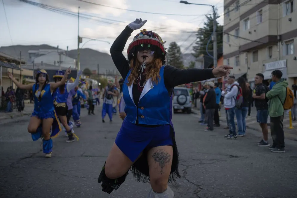 El Carnaval inició oficialmente con un desfile por calle Onelli. Fotos: Marcelo Martínez.
