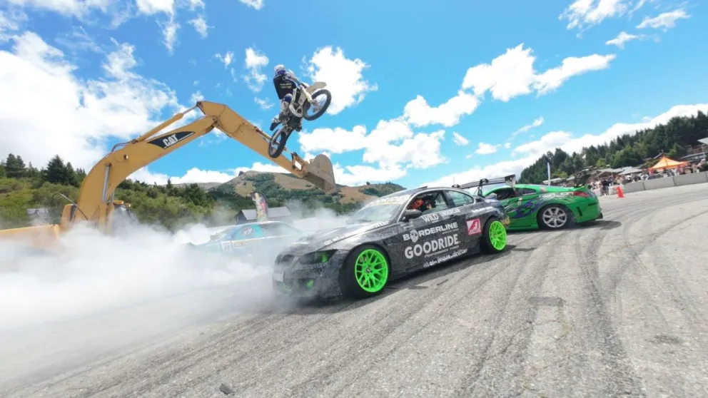El joven de 18 años que compite desde los 10, fue parte del número acrobático principal del evento. Foto: Gentileza ANB.