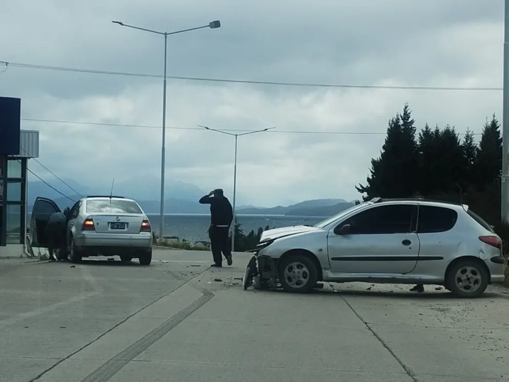 No hubo lesionados, pero se debió convocar a Bomberos Voluntarios por un derrame de combustible. Foto: ANB.