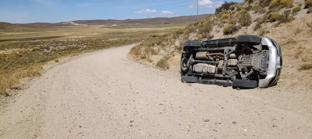 En el vehículo viajaban un menor de edad y una mujer adulta, ambos resultaron con heridas leves. Foto: Gentileza ANB.