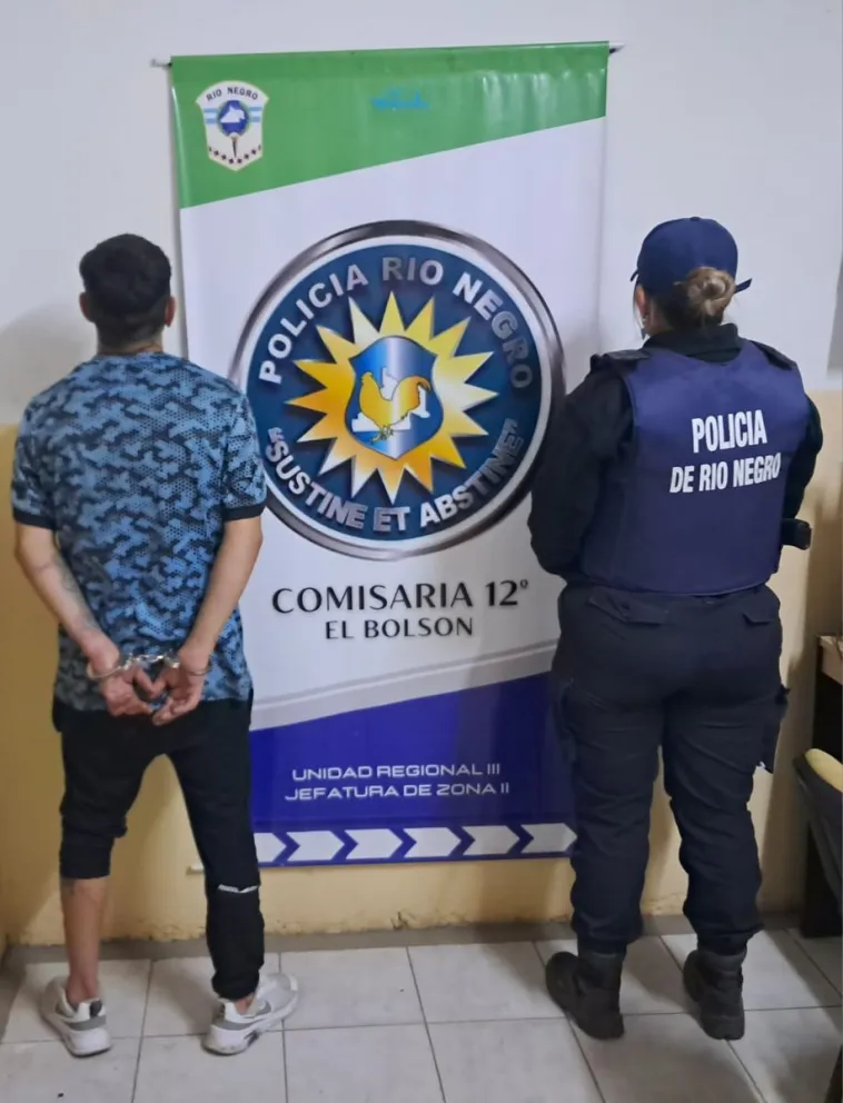 Vecinos denunciaron ver una columna de humo, lo que permitió sorprender a la pareja que iniciaba la fogata. Foto: Policía de Río Negro.