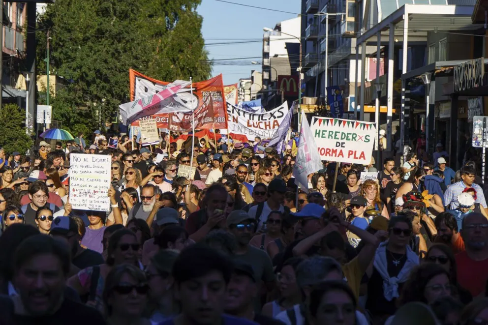 Masiva respuesta de la gente en la movilización. Foto: Marcelo Martínez 