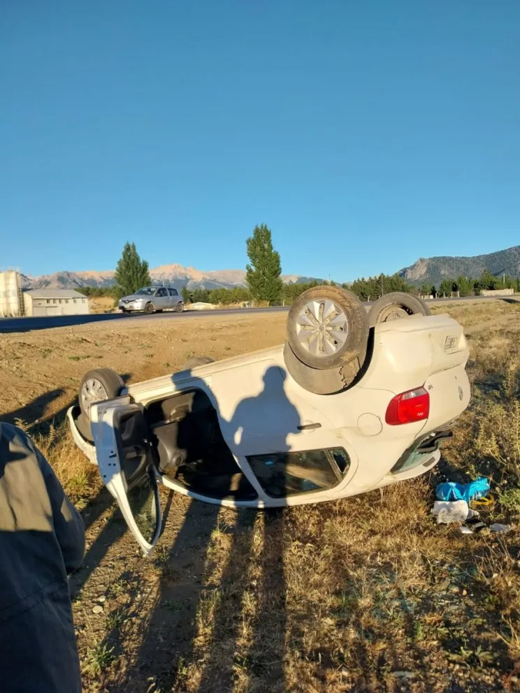 La conductora perdió el control y derrapó sobre banquina sureste. Foto: Gentileza ANB.