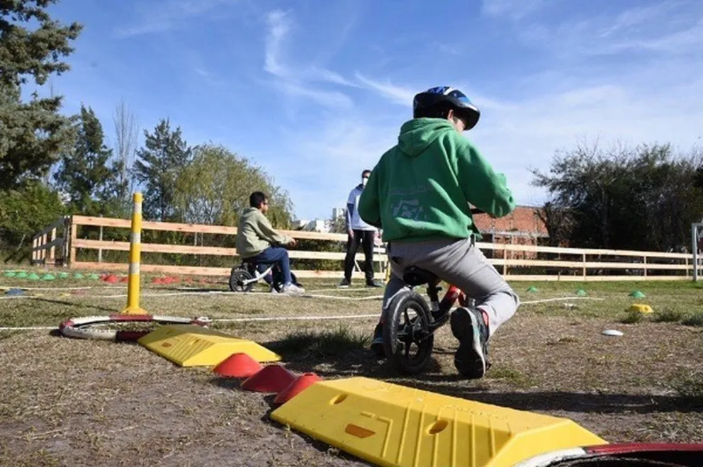 La iniciativa permite que las familias cuenten con un acompañamiento profesional gratuito, para el acceso a la instrucción deportiva básica.