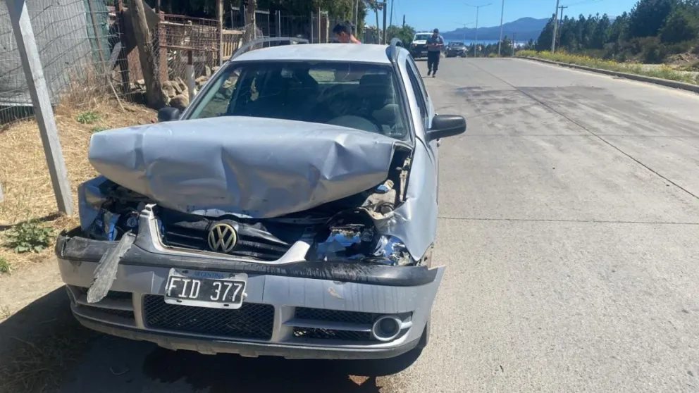 El vehículo sufrió el impacto de frente, y terminó con el capot completamente destruido. Foto: Gentileza ANB.