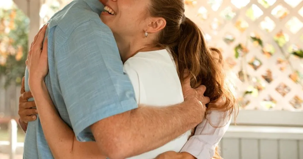 La mujer que la crió, ahora es su madre legalmente. Foto ilustrativa