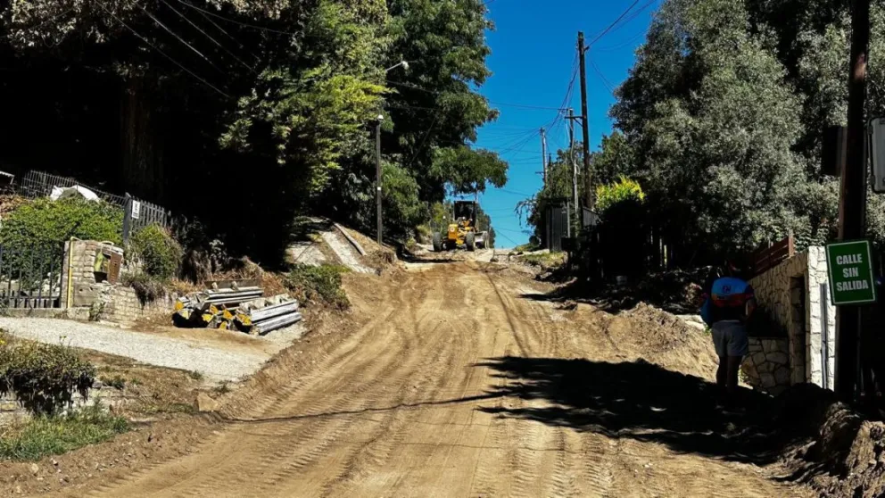 Se realizaron  tareas de limpieza, poda y retiro de árboles, además del ensanche de la traza en calle Saihueque. Foto: Bariloche Informa.