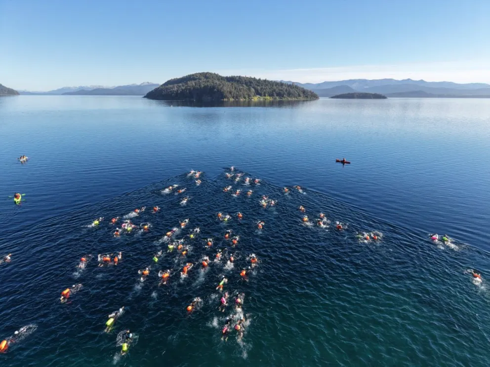 El jefe comunal aprovechó la ocasión para recordar la historia y el simbolismo de la Isla Huemul.