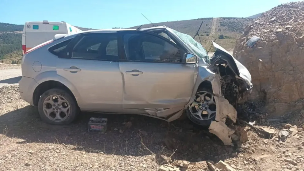 La batería del vehículo fue eyectada durante el choque, lo que da cuenta de la magnitud del golpe.