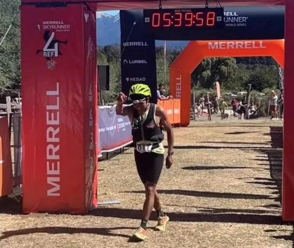 El peruano Quispe en la meta. Gran triunfo en Bariloche. Foto: gentileza.