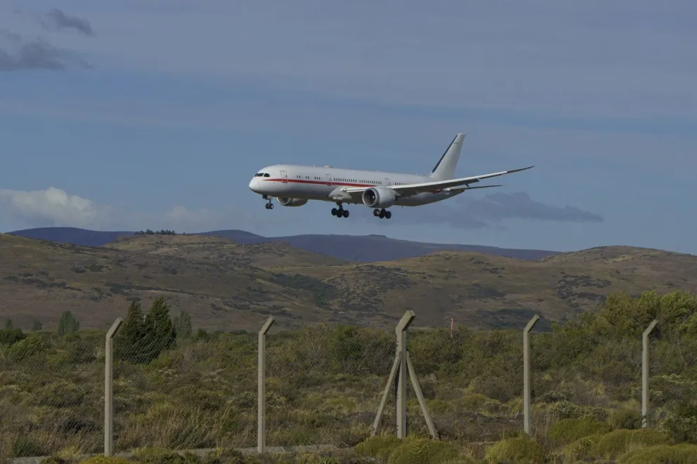 El máximo mandatrio emiratí arribó a su país esta semana, luego de los ataques perpertrados por Irán. Foto: Marcelo Martínez.
