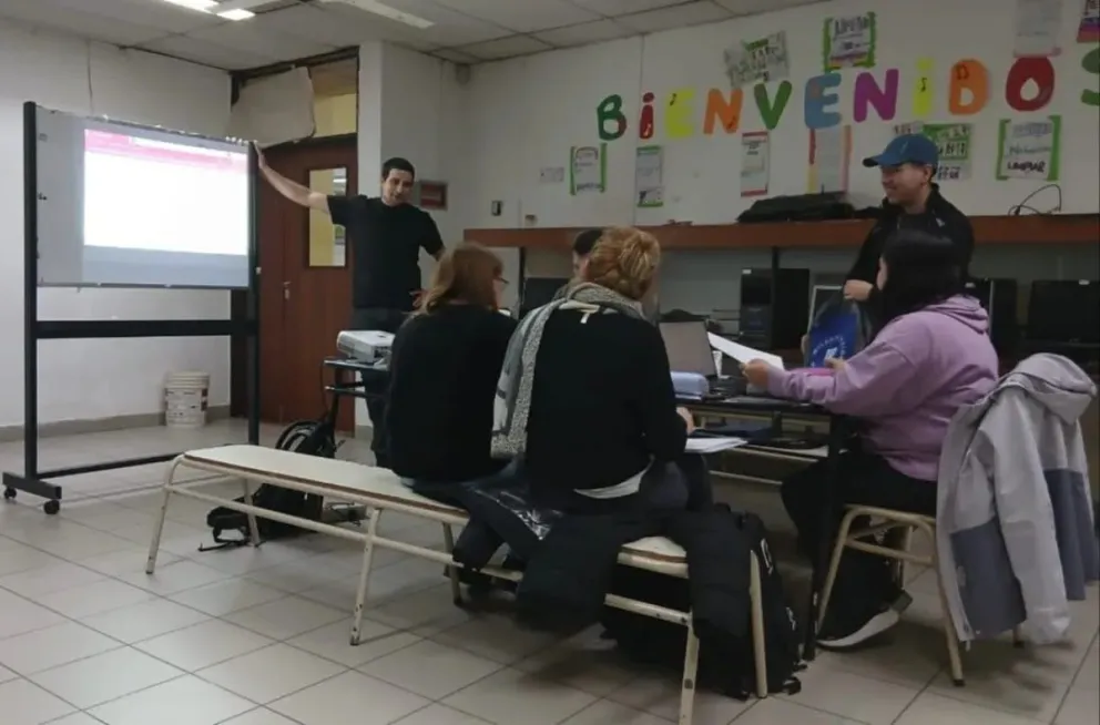 El trámite se realiza de lunes a viernes de 18:45 a 22 horas en la escuela. Foto: gentileza.